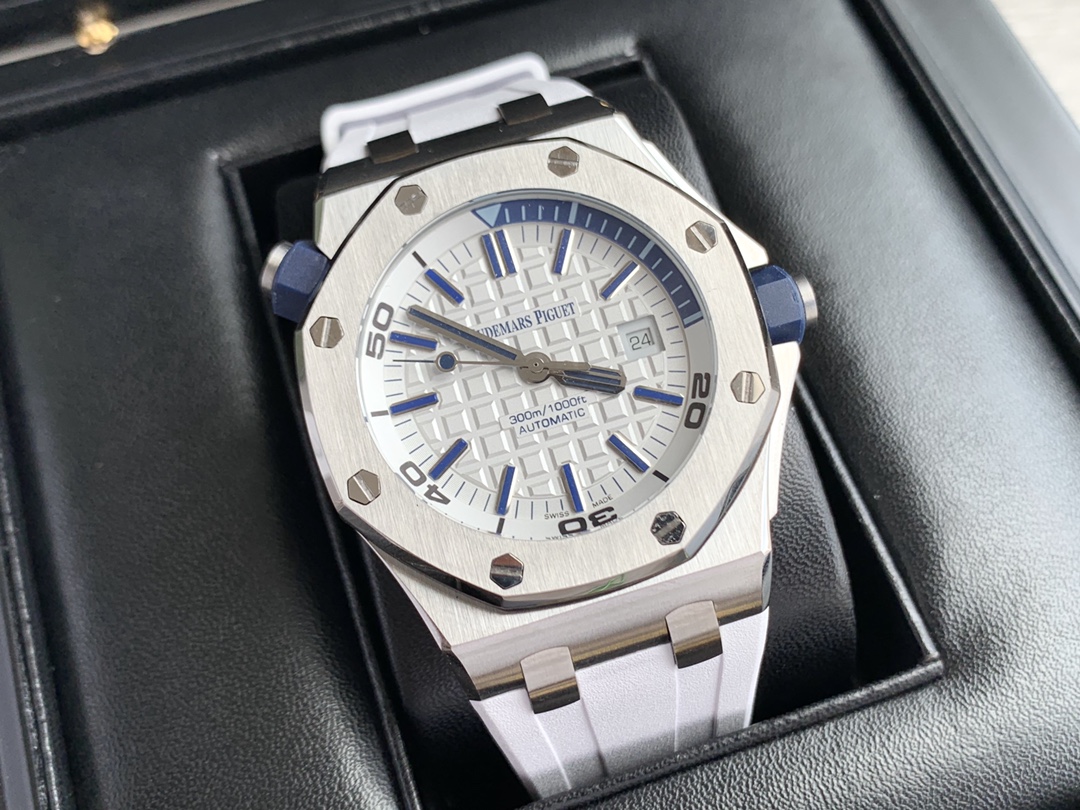 Audemars Piguet Royal Oak Offshore Diver 42mm White Rubber Strap